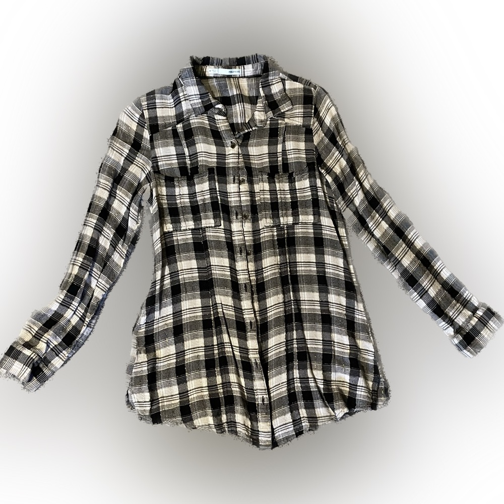 Black and white plaid with hints of gold tracing. Medium.